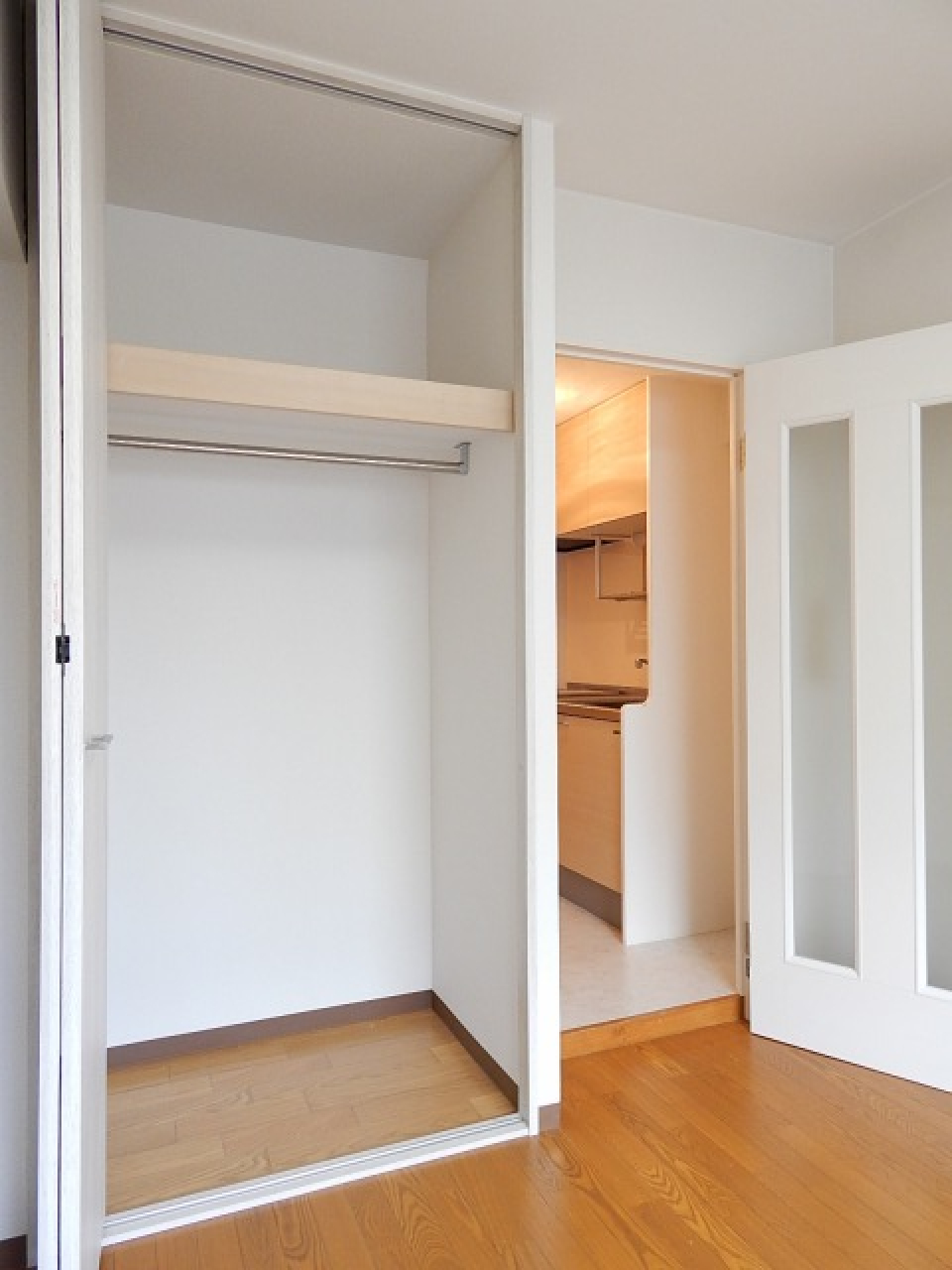 収納を開けた時の様子。※写真は同物件内、別のお部屋の様子です