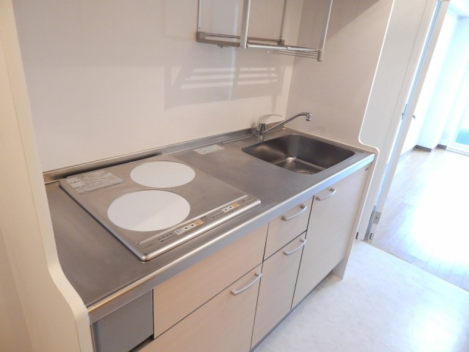 ２口のIHコンロが標準装備です。※写真は同物件内、別のお部屋の様子です