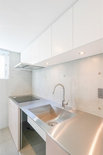 空間に溶け込むシンプルなキッチン