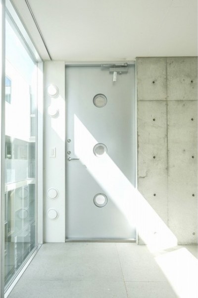 玄関はメタリックな感じがいいですね