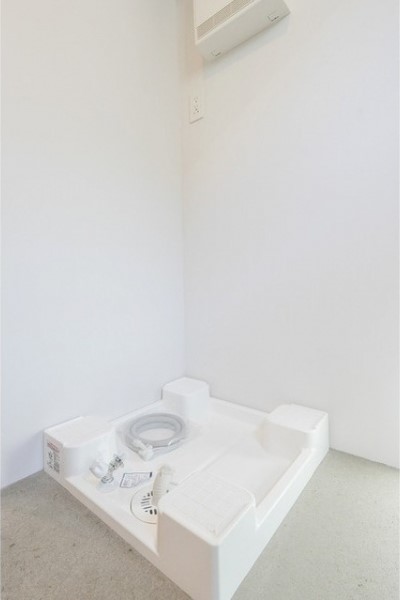 この空間に似合う角ばった洗濯機を探しましょう！