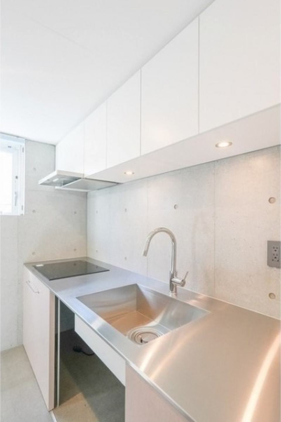 空間に溶け込むシンプルなキッチン