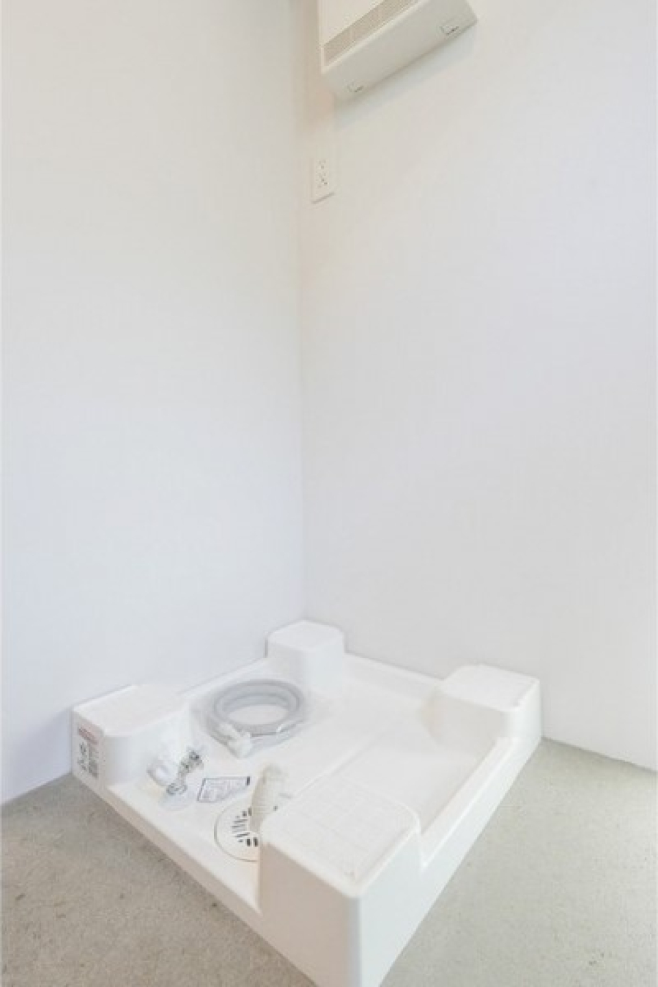 この空間に似合う角ばった洗濯機を探しましょう！