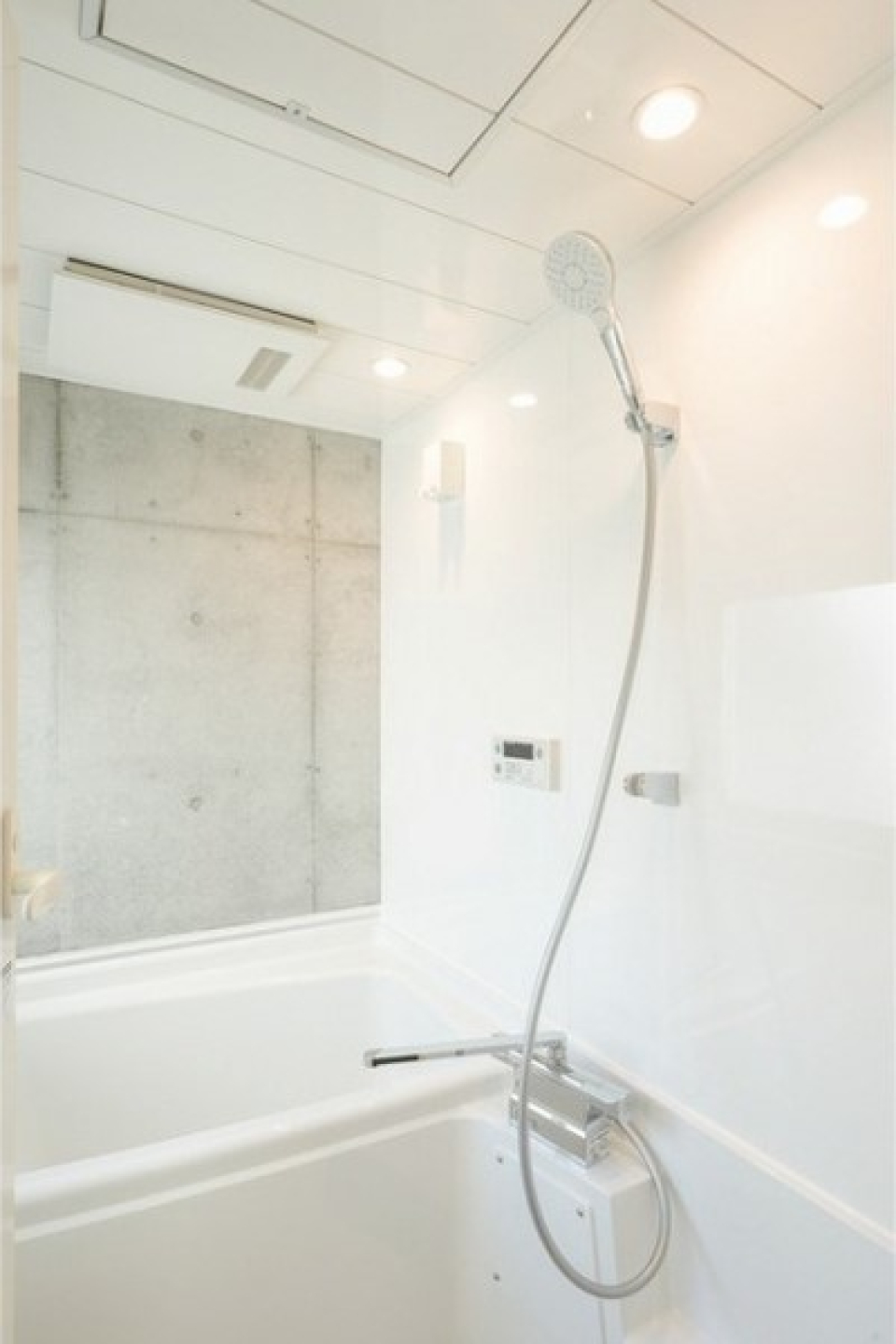 バスルームまでコンクリって珍しい…！