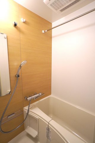 ナチュラルなパネルが導入された浴室です。※写真は同タイプ住戸です。