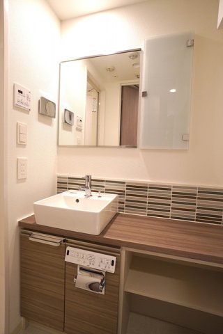 ゆとりのある洗面台です。※写真は同タイプ住戸です。