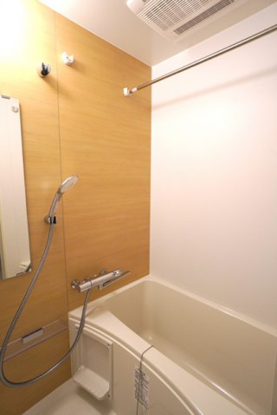 ナチュラルなパネルが導入された浴室です。※写真は同タイプ住戸です。