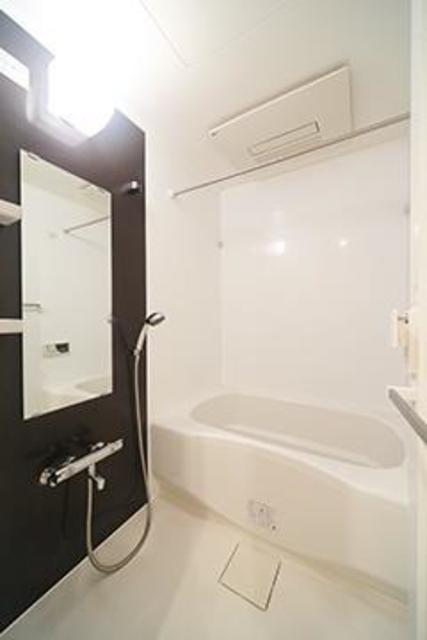 ダークトーンのパネルが落ち着いた洋室にしています。※写真は同タイプ住戸です。