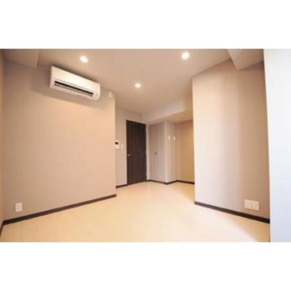 ベージュの壁紙が大人な落ち着きを演出しています。※写真は同タイプ住戸です。