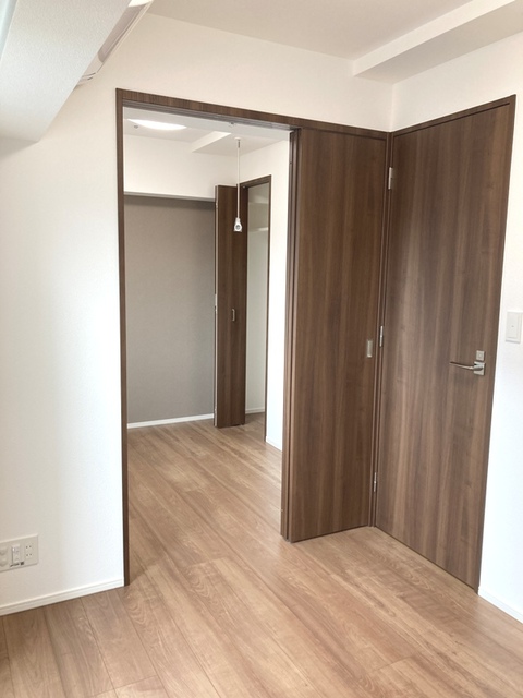 ５．１帖のDKから３．７帖の洋室がちらりと見えます。※写真は同タイプ住戸です。