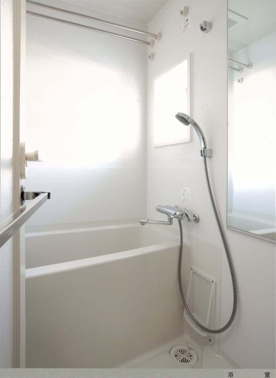 シンプルな浴室。