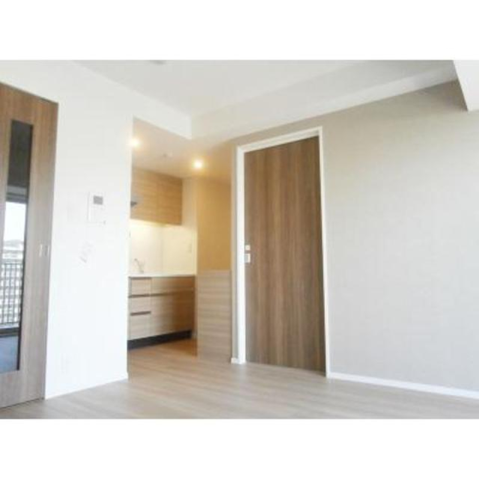 壁の白とドアの木目の相性が抜群でおしゃれ※写真は同タイプ住戸です。