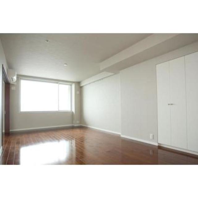 ワイド目な窓があります。６．６帖の洋室です。※写真は同タイプ住戸です。