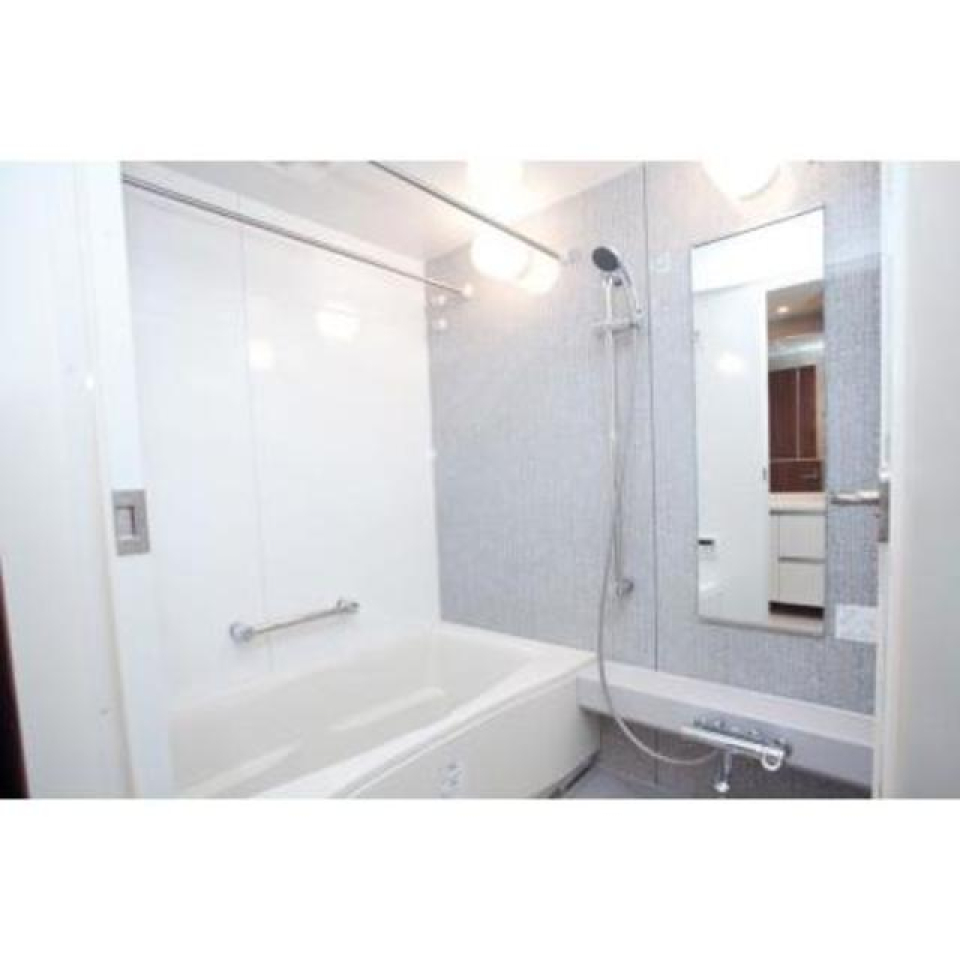 グレーのパネルの浴室です。※写真は同タイプ住戸です。