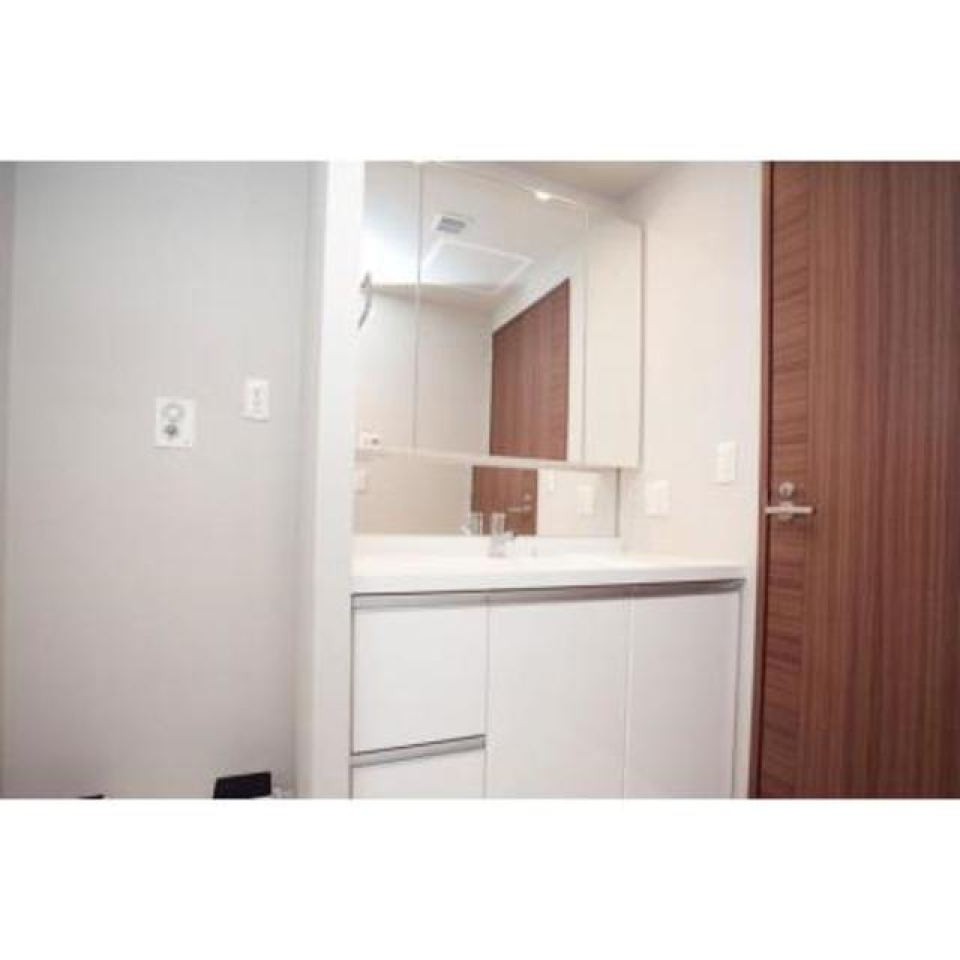 洗面台は洗濯機とお隣同士です。※写真は同タイプ住戸です。