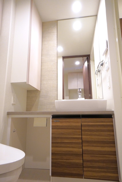 ウッドテイストの洗面台はオシャレで清潔感があります！
※写真は同タイプ住戸です。