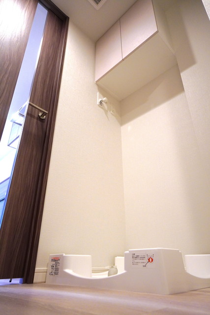 室内洗濯機置き場。
収納棚もあり便利です。
※写真は同タイプ住戸です。