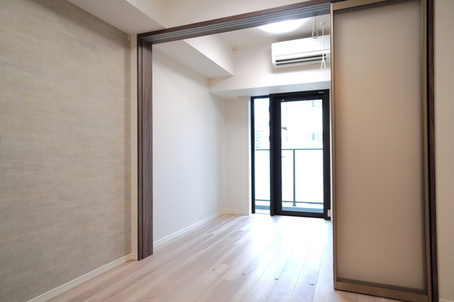 窓から天然光が入り、部屋全体的に開放的に見える1DKです。
※写真は同タイプ住戸です。