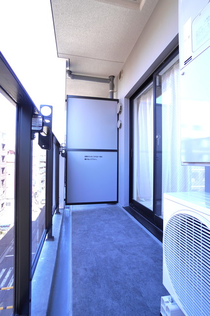 バルコニーに出たところ。※写真は同タイプ住戸です。