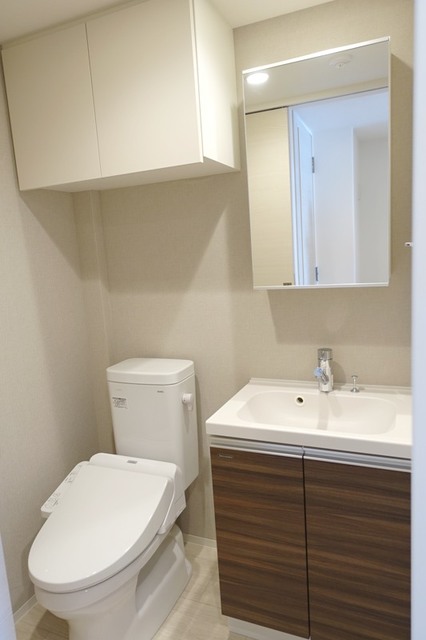 独立洗面台はトイレとお隣同士です。※写真は同タイプ住戸です。