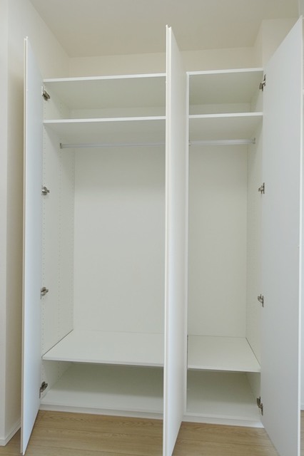 収納を開けた時の様子。※写真は同タイプ住戸です。
