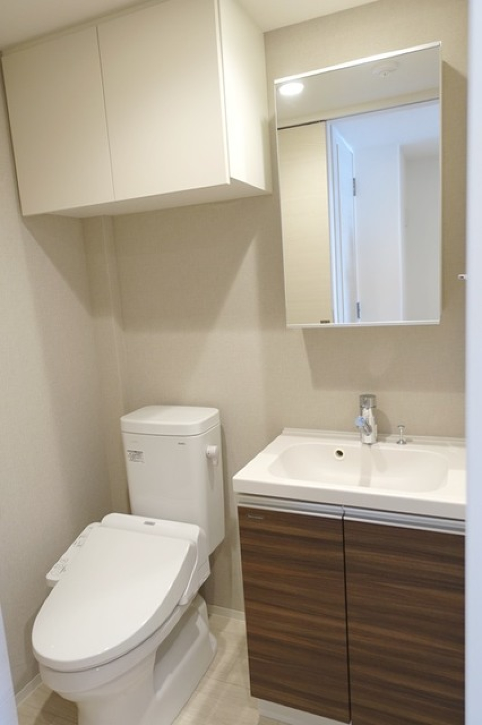 独立洗面台はトイレとお隣同士です。※写真は同タイプ住戸です。