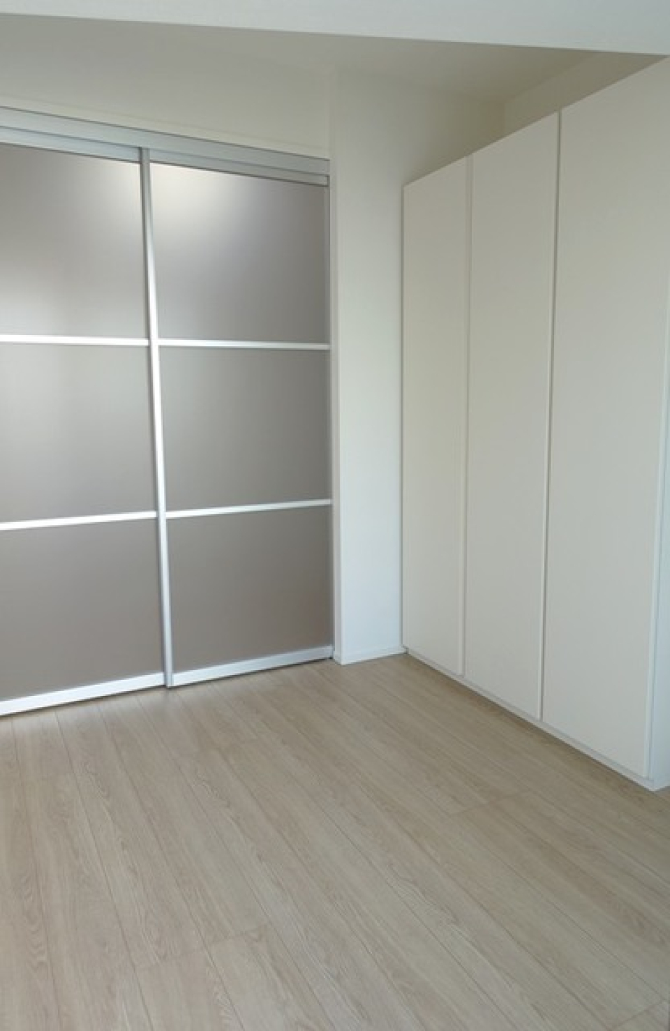 ６．７帖と３．３帖の洋室が広がります。※写真は同タイプ住戸です。