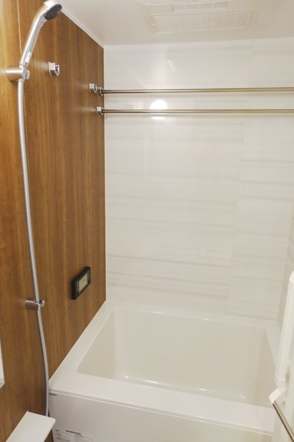 木目調のパネルが導入されている浴室です。※写真は同タイプ住戸です。