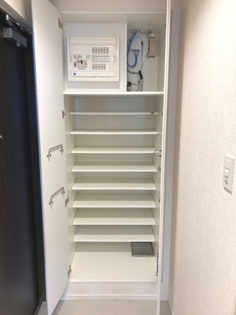 シューズボックスを開けた時の様子。※写真は同タイプ住戸です。