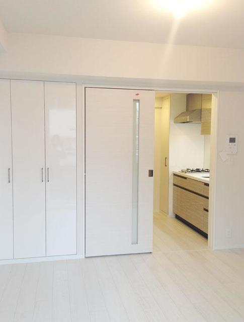 ６．６帖の洋室から２．１帖のキッチンが見えます。※写真は同タイプ住戸です。