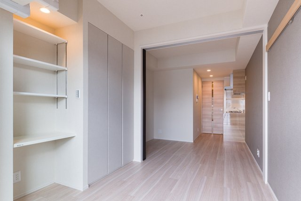 ６．０帖のダイニングキッチン」に４．３帖の個室が広がります。※写真は同タイプ住戸です。