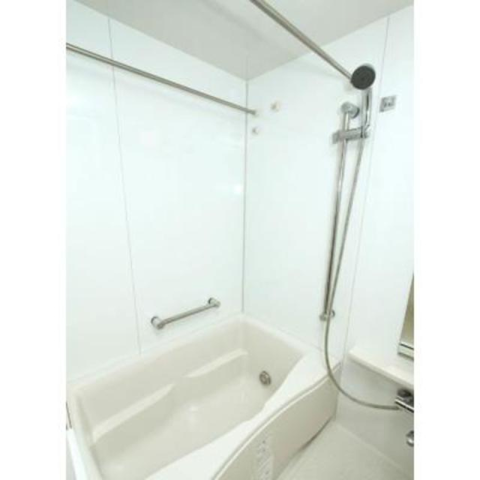 白くまとめられた浴室。※写真は同タイプ住戸です。