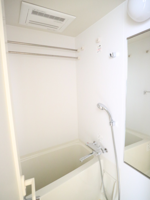 シンプルな浴室。※参考写真