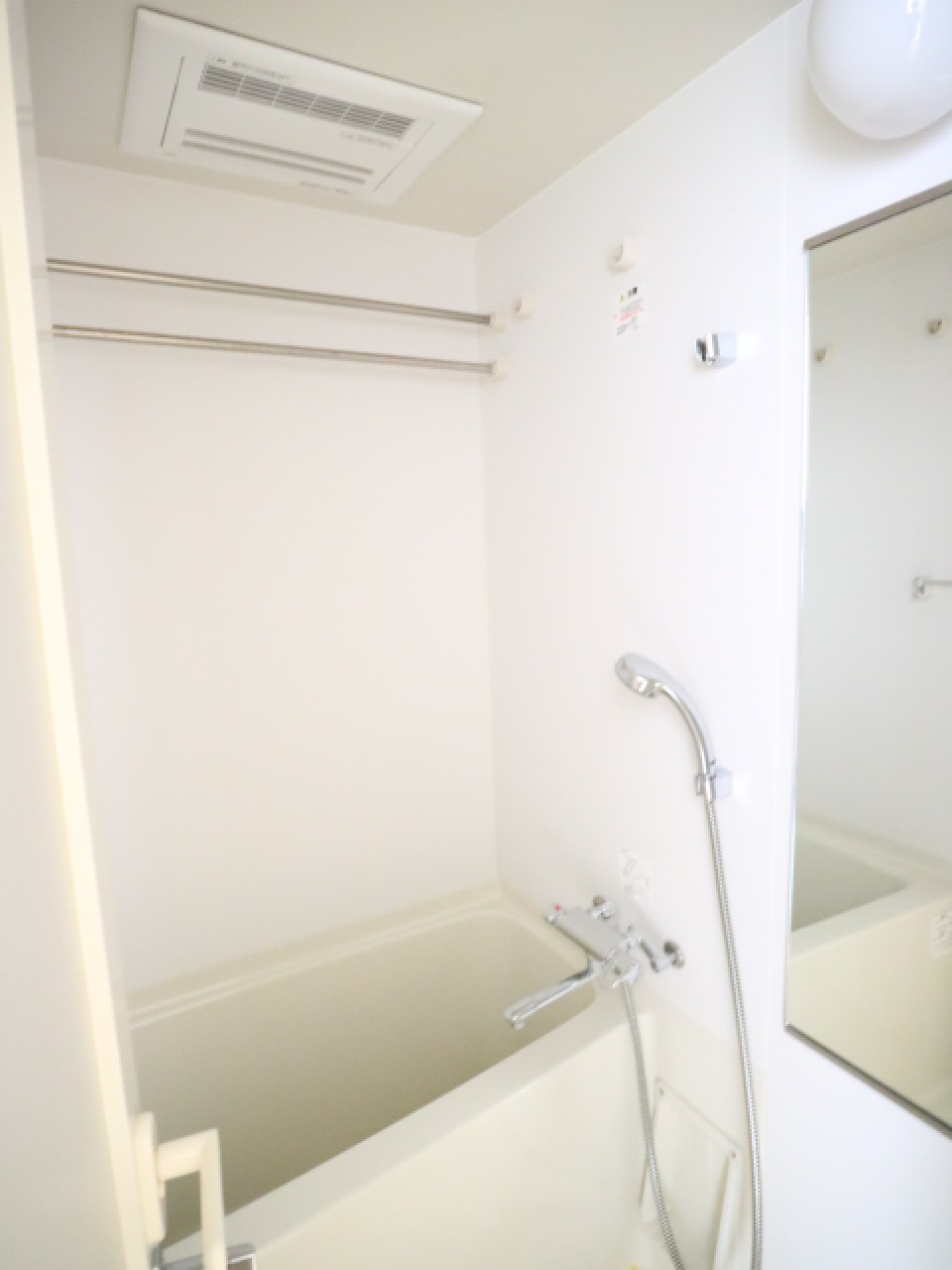 シンプルな浴室。※参考写真