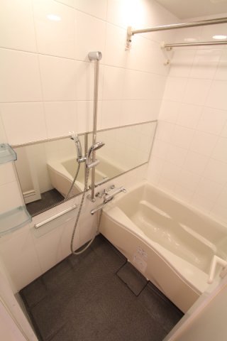 幅のある鏡がある浴室です。※参考写真