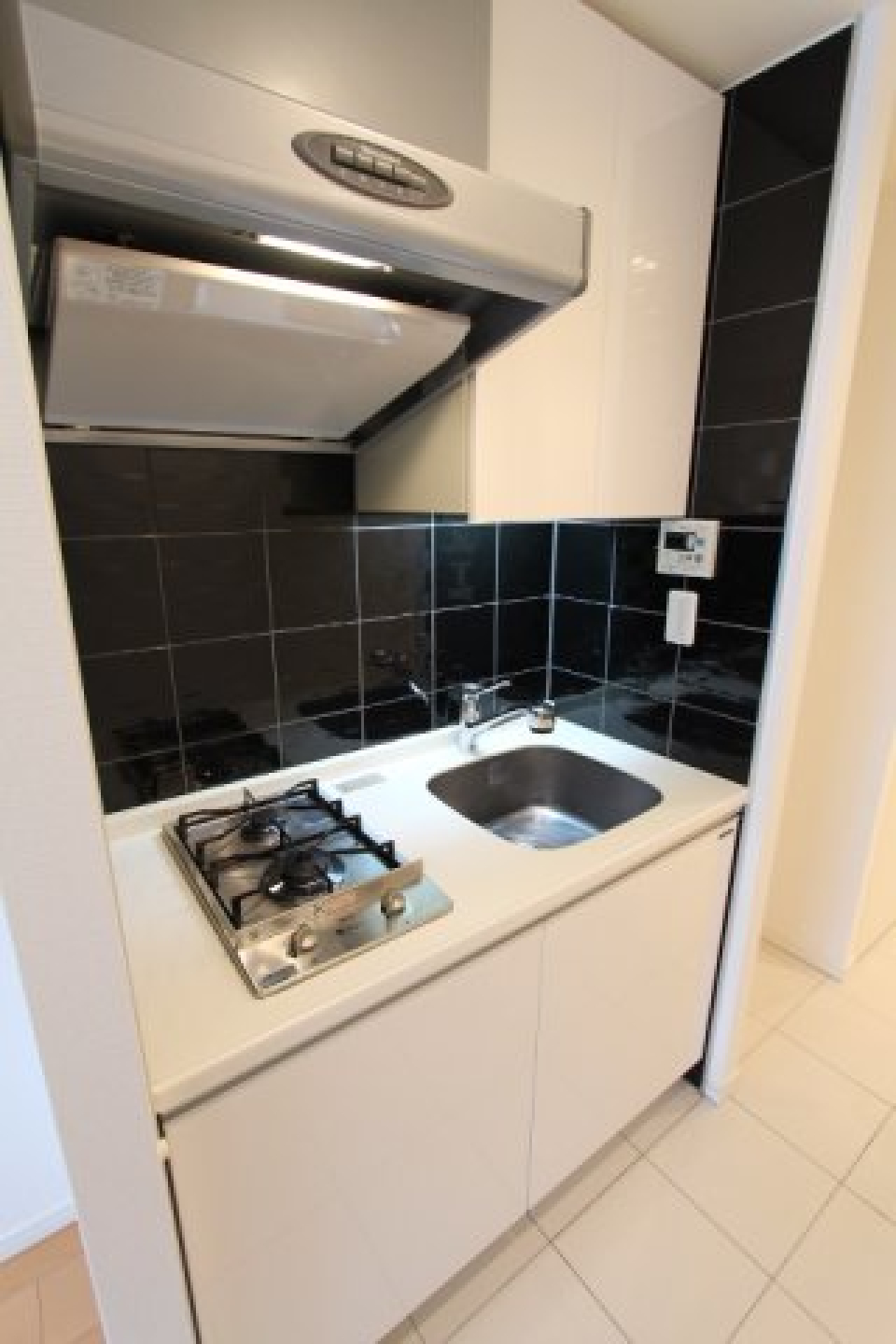 2口のガスコンロが導入されています。パネルがダークで落ち着いた雰囲気です。※参考写真