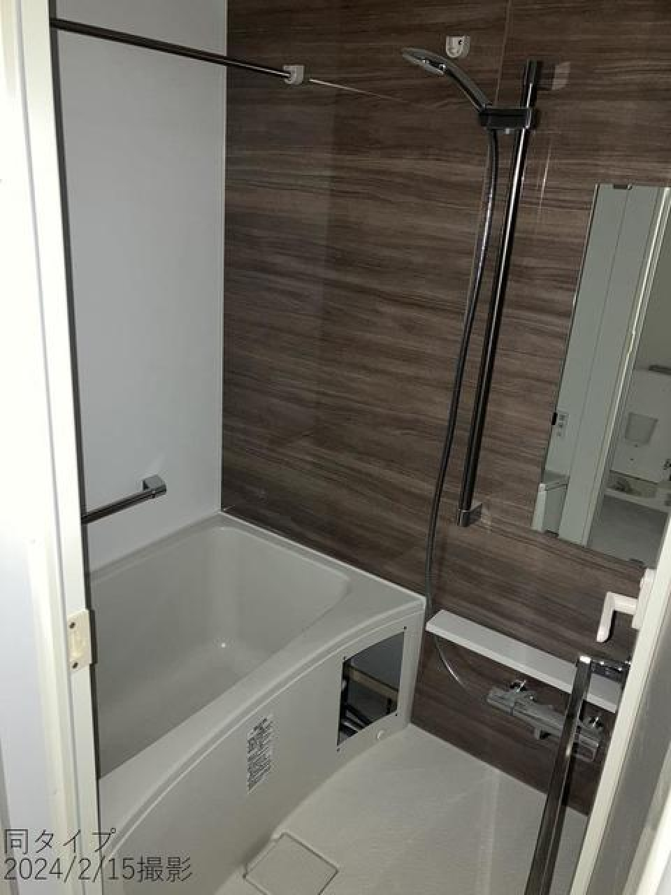 ナチュラルなパネルが導入された浴室。※写真は同タイプ住戸です。