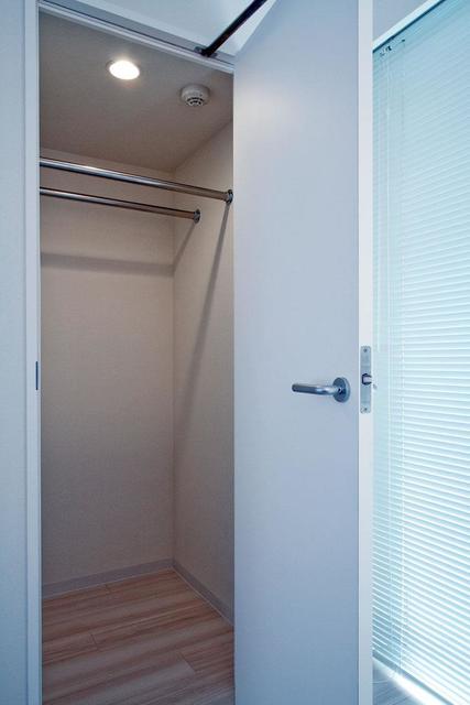 ウォークインクローゼットを開けた時の様子。※写真は同タイプ住戸です。