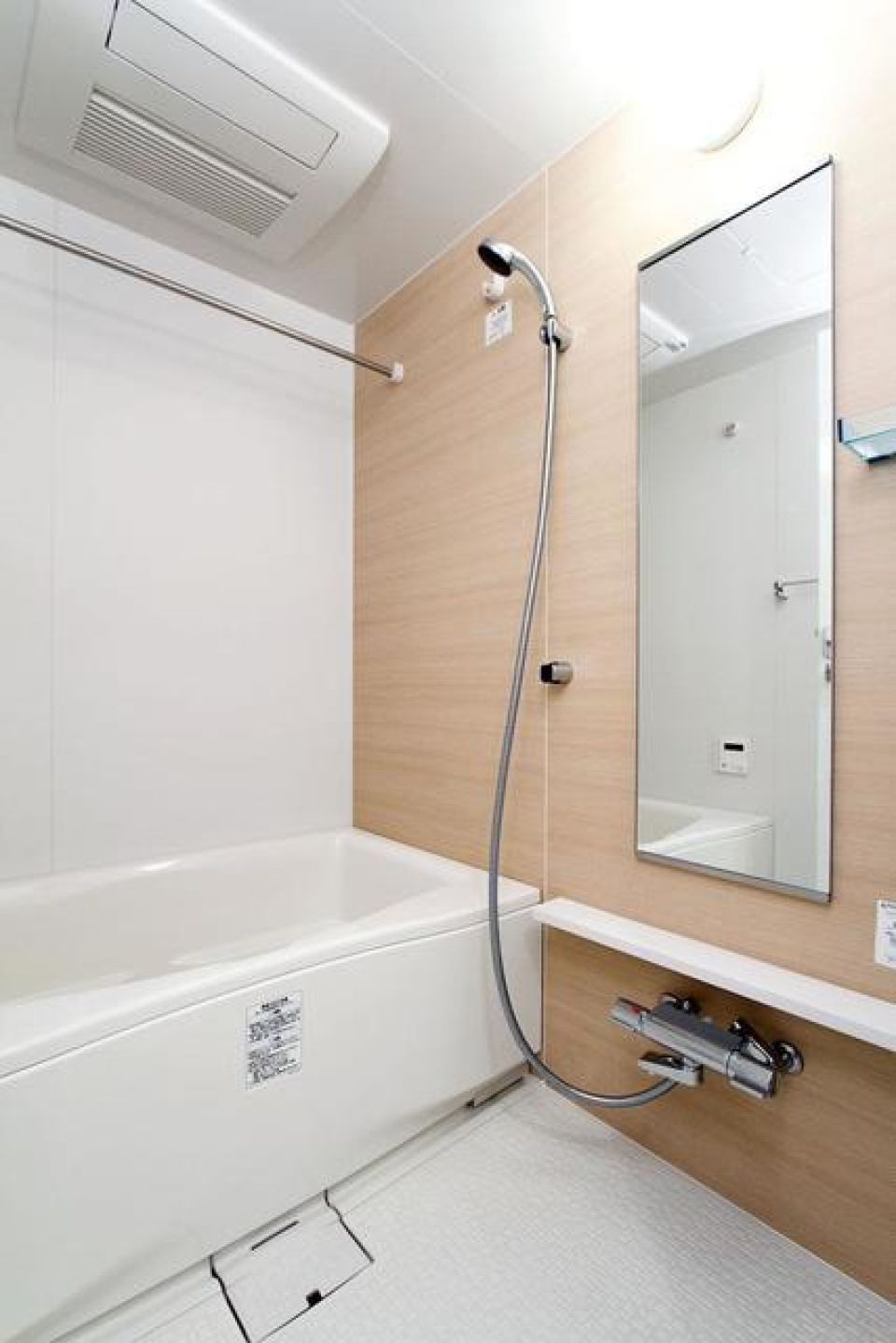 ナチュラルなパネルが導入された浴室です。※写真は同タイプ住戸です。