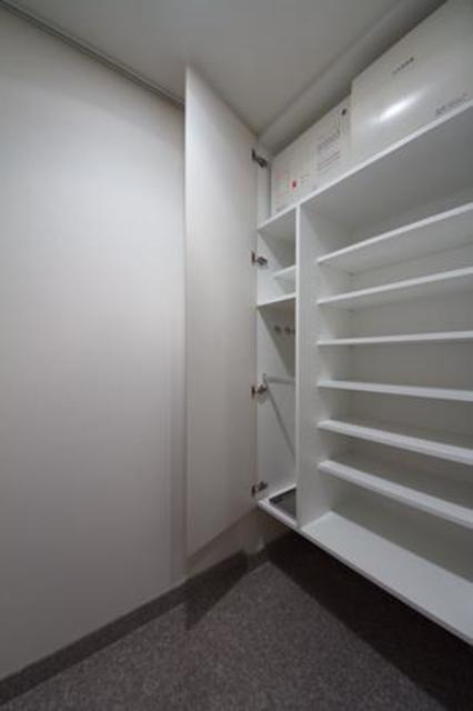 シューズボックスは容量がたっぷりで嬉しいですね！※写真は同タイプ住戸です。