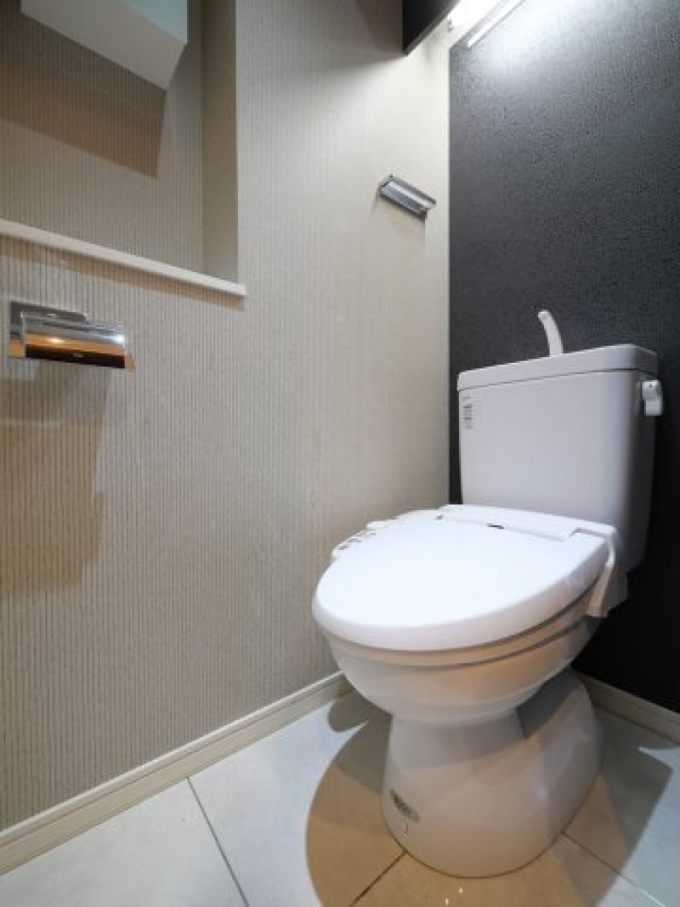 暗めの壁紙が落ち着いたトイレを演出しています。