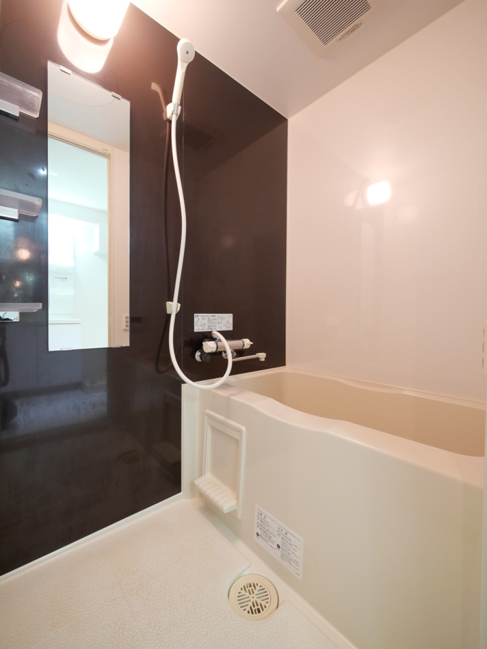 ダークなパネルが導入された浴室です。