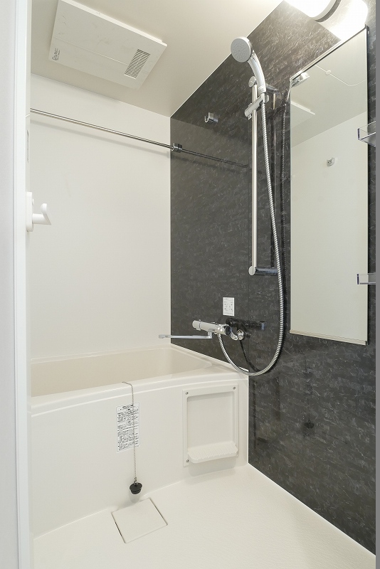 ダークトーンのパネルが導入された浴室。