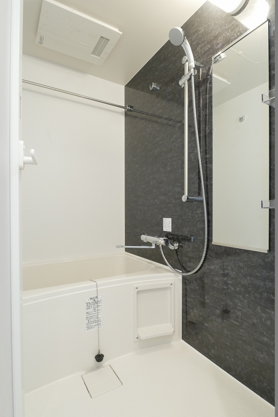 ダークトーンのパネルが導入された浴室。