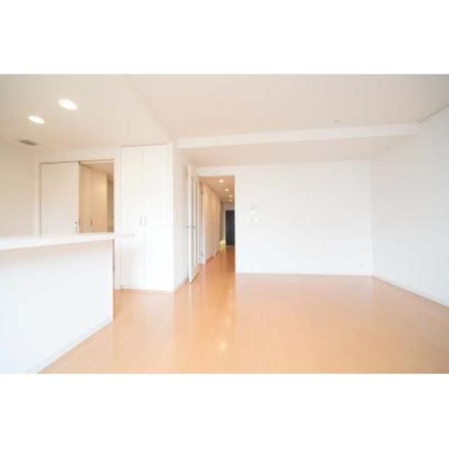 １１．４帖のリビングダイニングと５．０帖のキッチンが広がります。※写真は同タイプ住戸です。