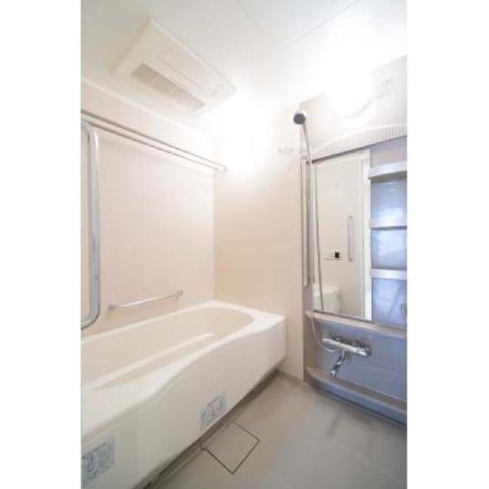 大き目の鏡がある浴室。※写真は同タイプ住戸です。