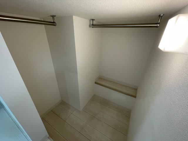 ウォークインクローゼットの中の様子。