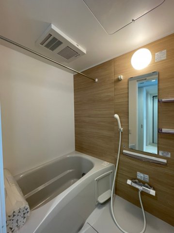 ナチュラルなパネルの浴室。