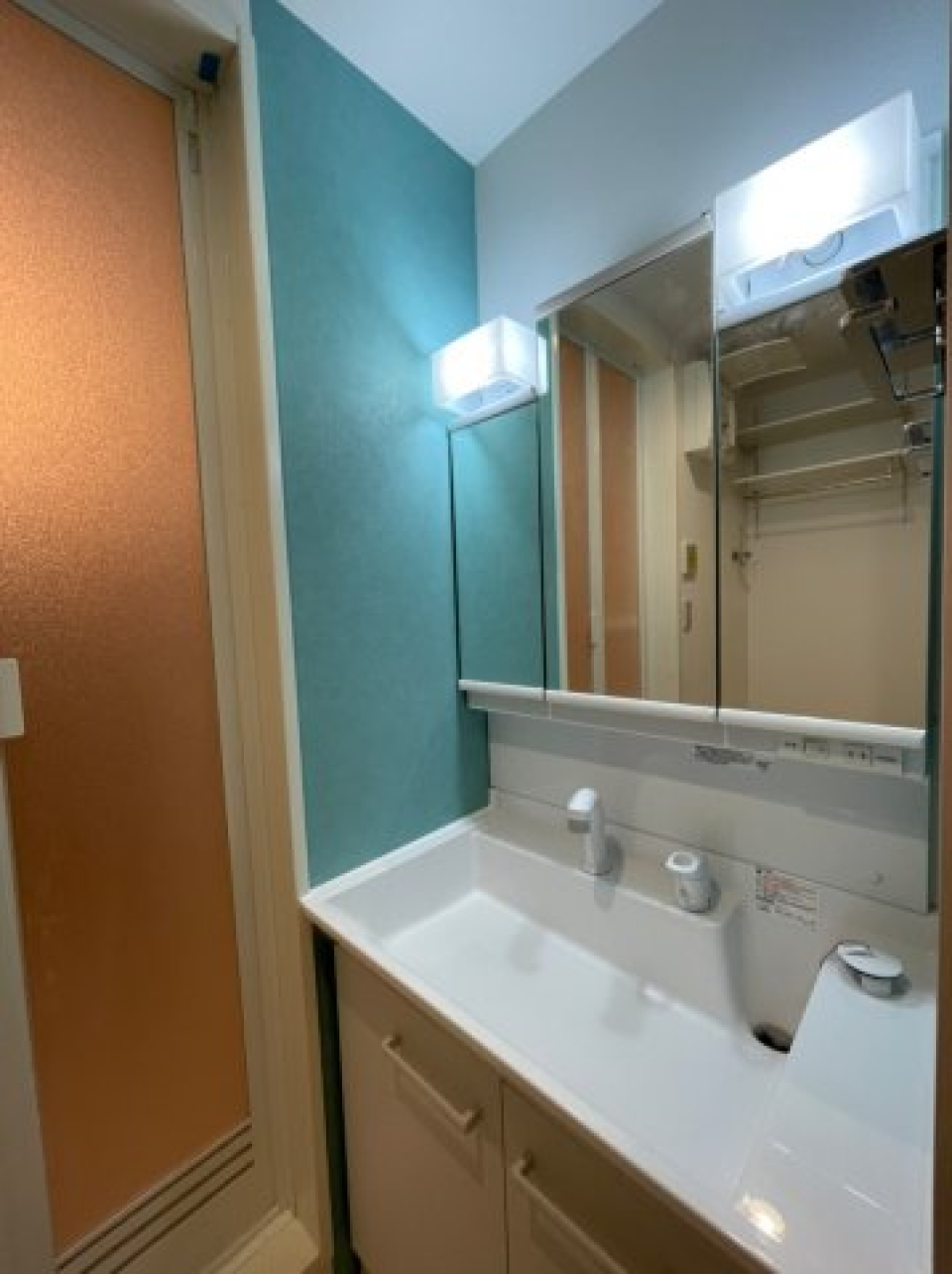 ブルーの壁がいい味を出していますね！