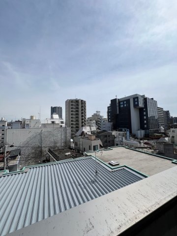 ６階建ての５－６階に所在しています。